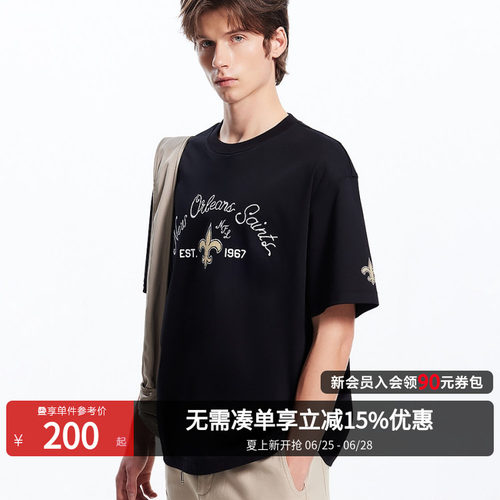 袖口球队胶印logo；背后外缝NFL贴布logo