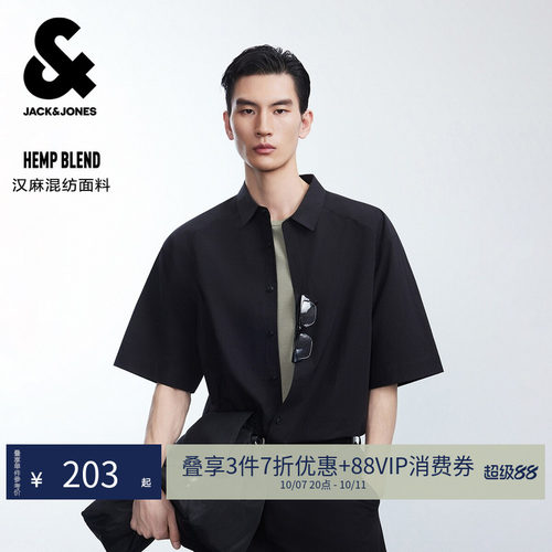 宽松版型，翻领领型，纽扣门襟