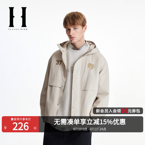 两侧插袋口袋。背部字母刺绣，松紧袖口