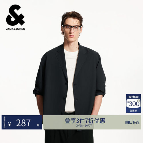 宽松版型，平驳领领型，可挽袖设计