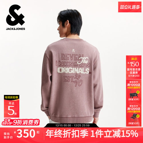 宽松版型，罗纹圆领领口，胸前字母贴布