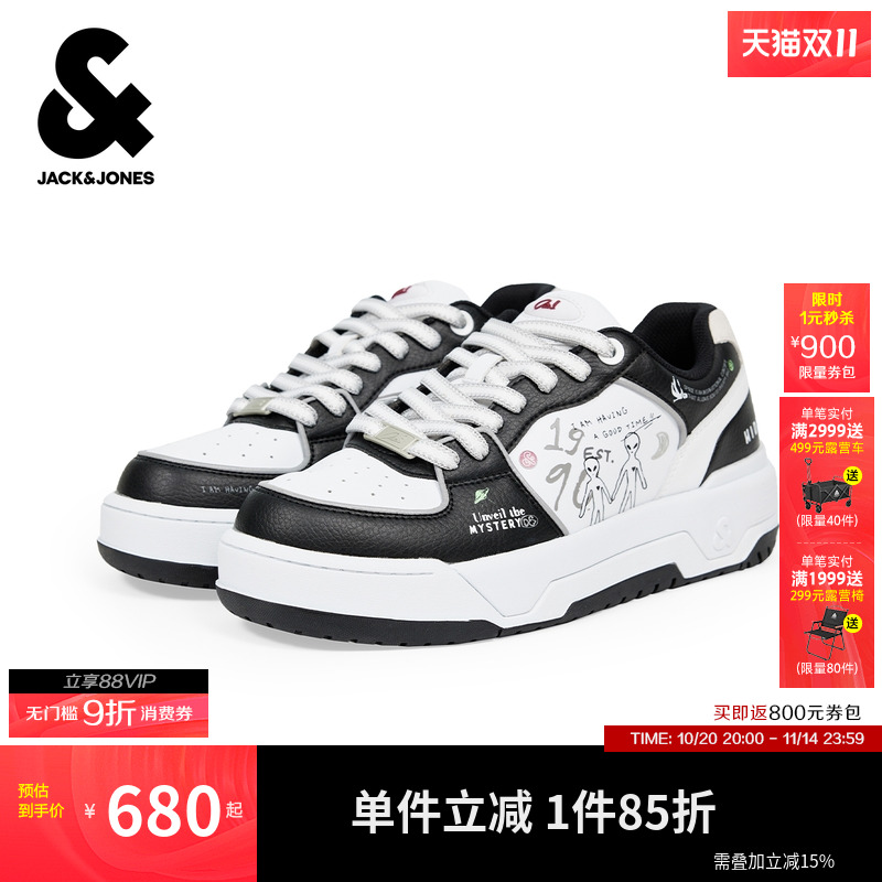 鞋面打孔透气设计，不同材质拼接设计