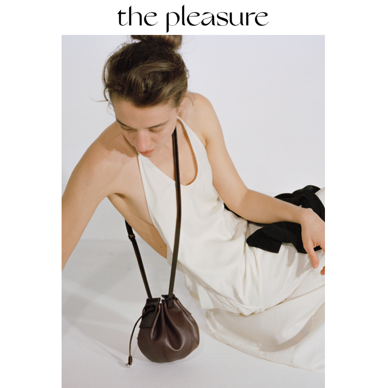 the pleasure原创设计师抽褶水桶包手机包牛皮斜挎果实包-封面