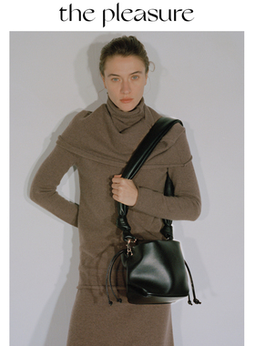 the pleasure原创小众水桶包充棉肩带斜挎质感牛剖层革柔软膨膨包