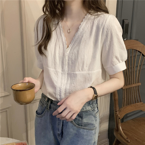 Real price! Korean version slim V-neck lace bubble sleeve shirt retro design feeling white shirt girl