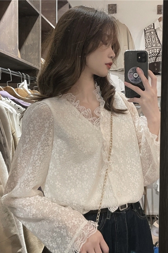 Real price! French air V Neck Lace composite lace shirt women's Retro versatile long sleeve top