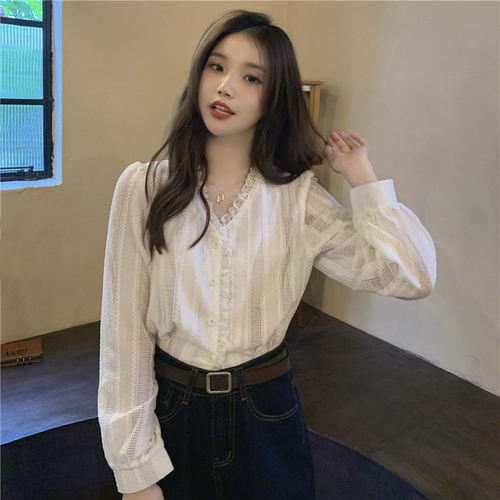 Real price! Autumn and winter retro versatile sweet lace top Korean V-neck fungus edge long sleeve shirt