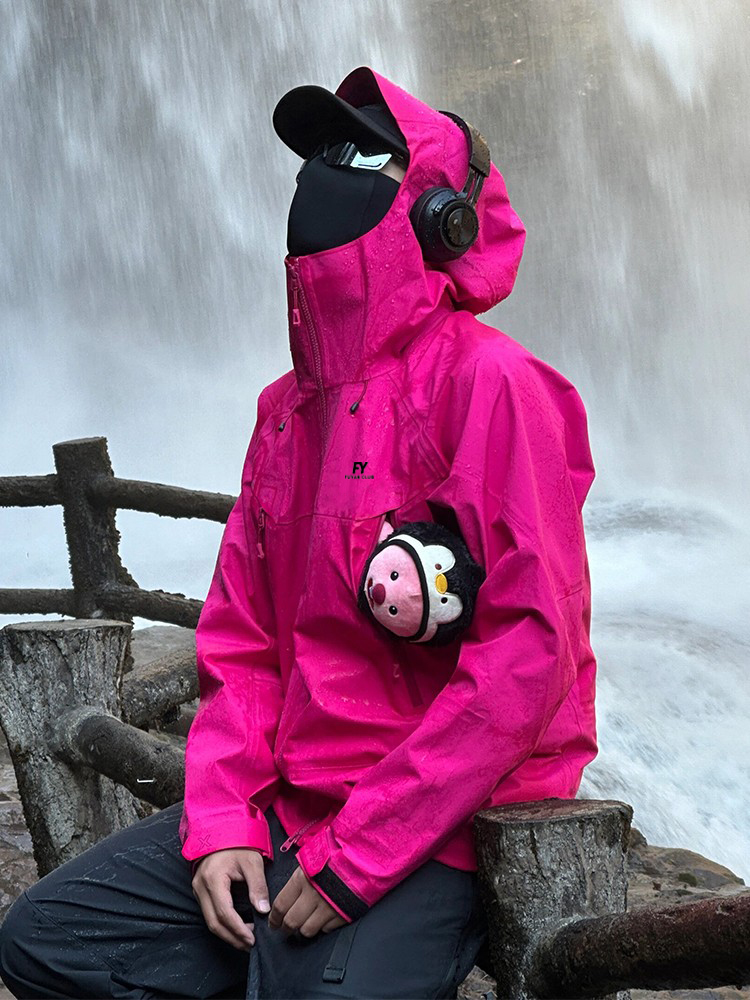 卡盛玫红色冲锋衣外套