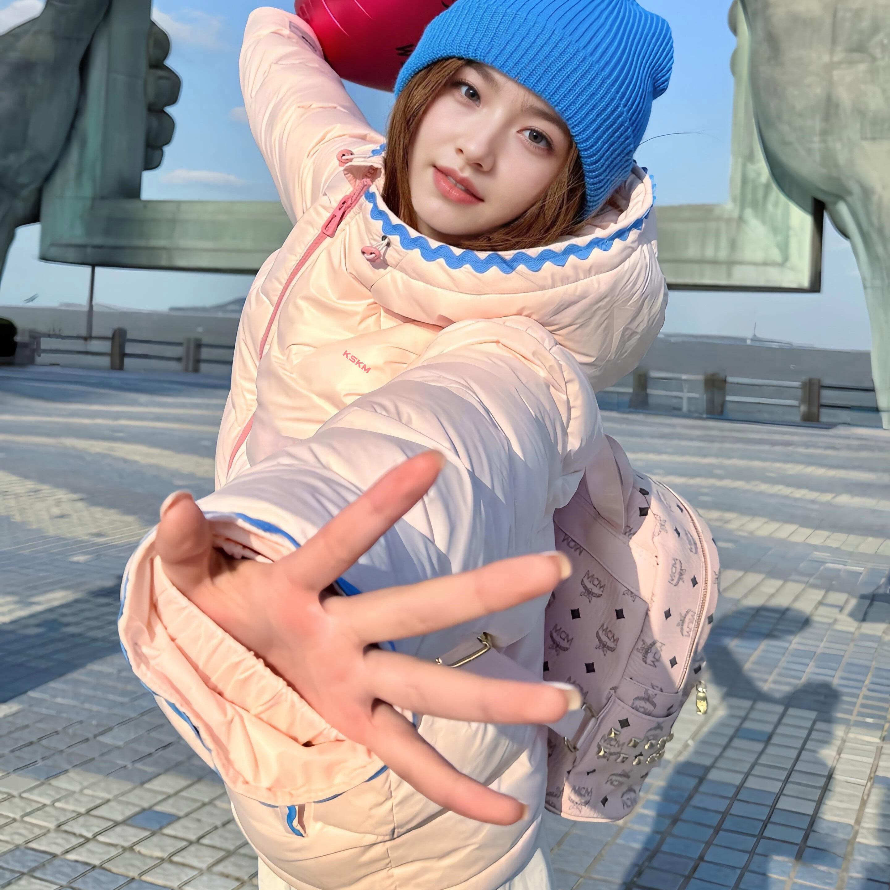 卡盛淡粉色连帽羽绒服女2025冬季新款时尚休闲保暖加厚面包服外套