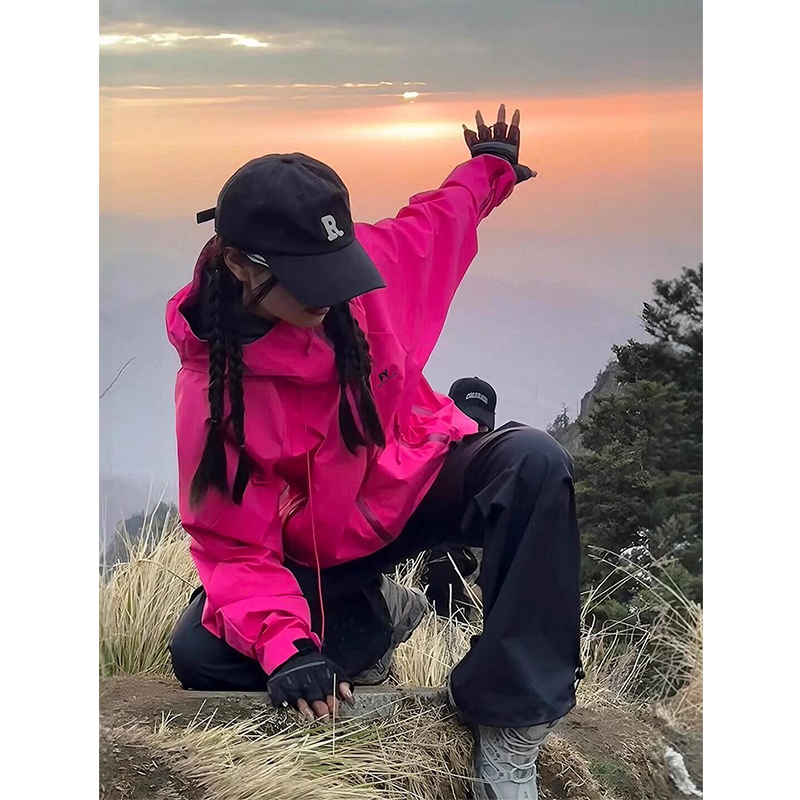 玫红色冲锋衣女外套2025秋冬新款