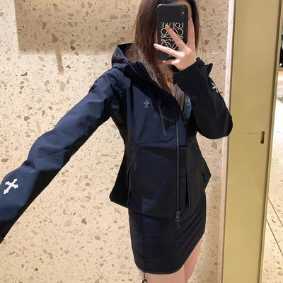 卡盛黑色收腰修身冲锋衣女小个子