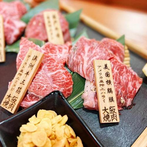 鲁神匠菜名牌烤肉店实木雕刻