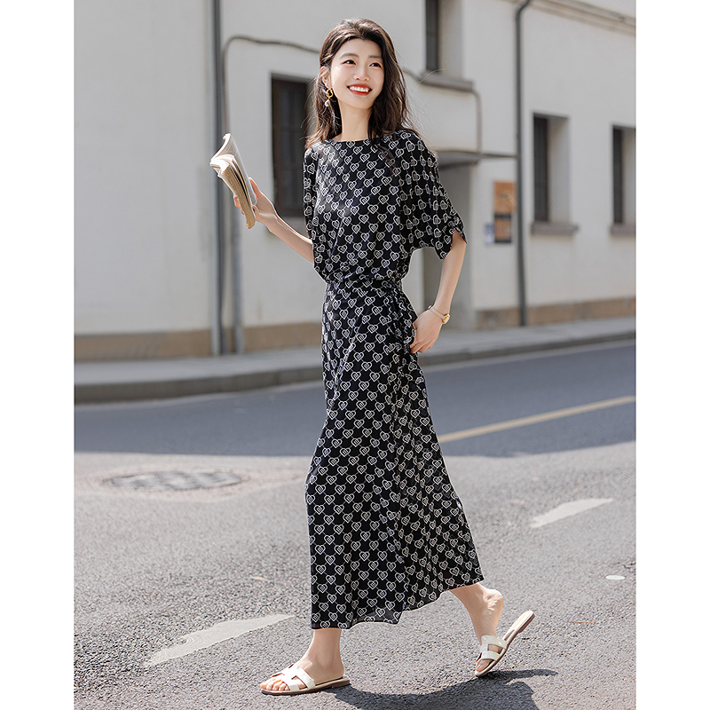 轻熟风印花围裹式连衣裙女2025夏季新款气质船领中袖收腰长裙