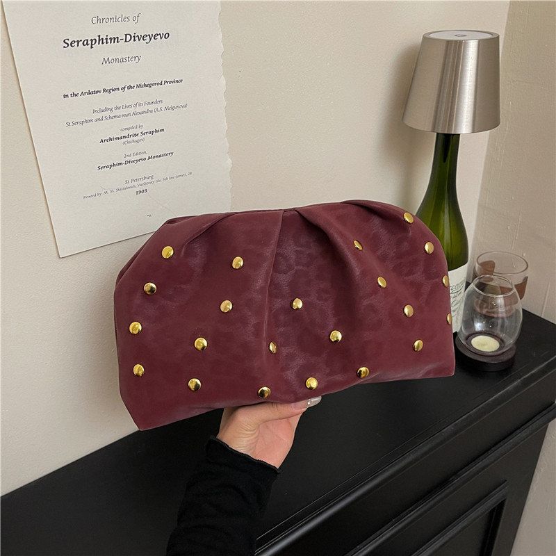 2025秋冬新款小众设计欧美风手拿包丝绒铆钉装饰洋气辣妹包信封包