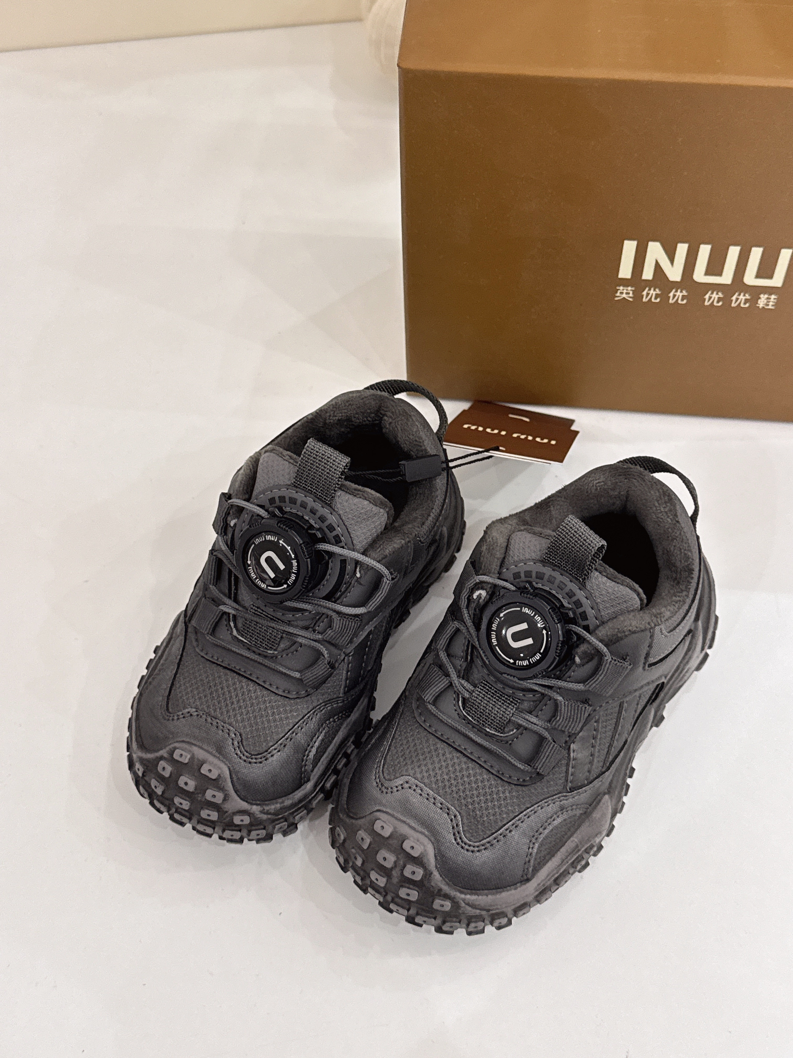 Inuu 冬款加绒轮胎底旋钮运动鞋男童