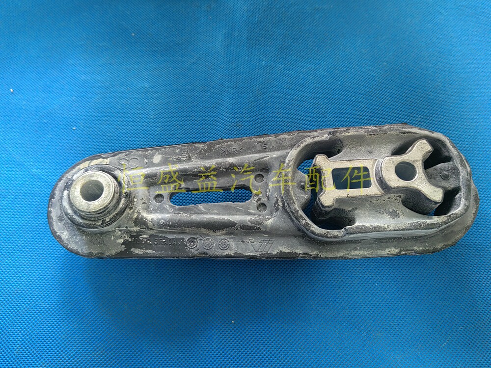 适用于2011-2019年骐达12-18年轩逸1.6发动机后机脚胶后支架垫