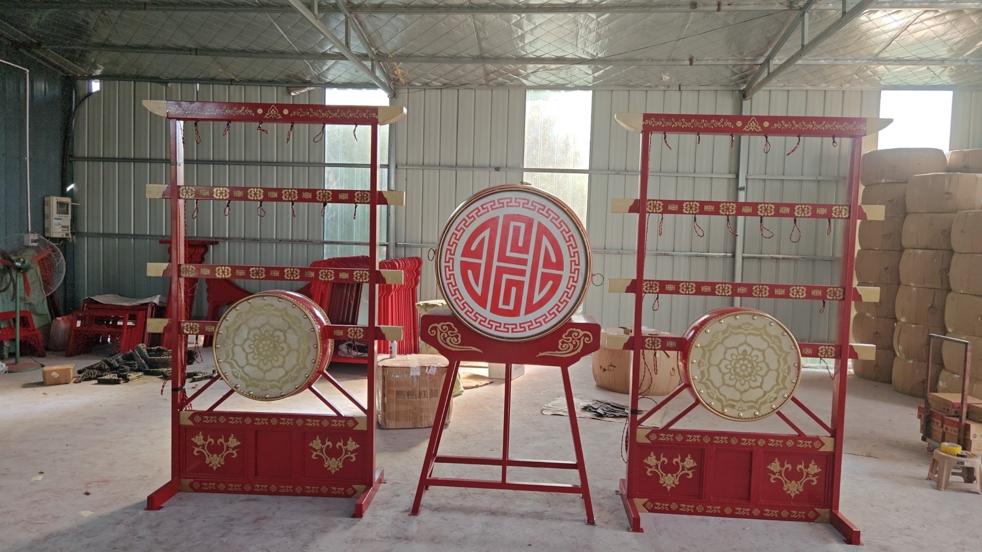 牛皮鼓红鼓龙鼓立式战鼓中国红鼓寺庙鼓跳舞鼓大鼓锣鼓演出鼓战鼓
