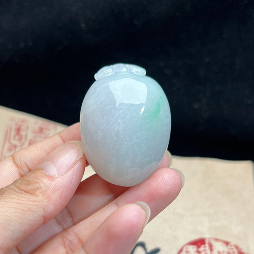 缅甸冰糯淡绿翡翠寿桃吊坠A货