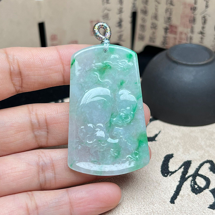 缅甸A货阳绿翡翠生肖牌吊坠