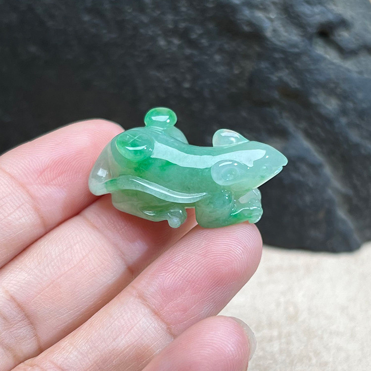 缅甸A货冰糯阳绿翡翠鼠吊坠