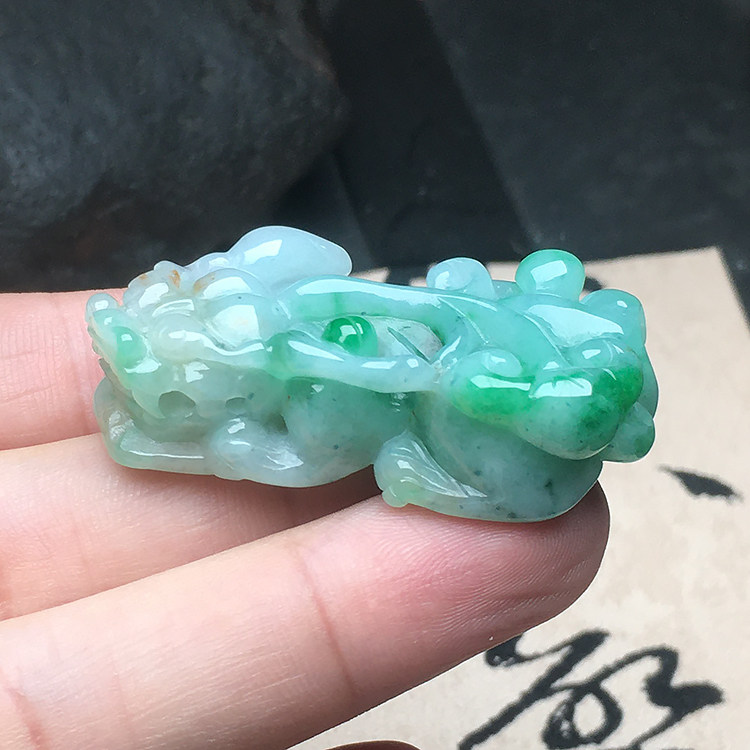 玉石寨A货翡翠貔貅吊坠阳绿