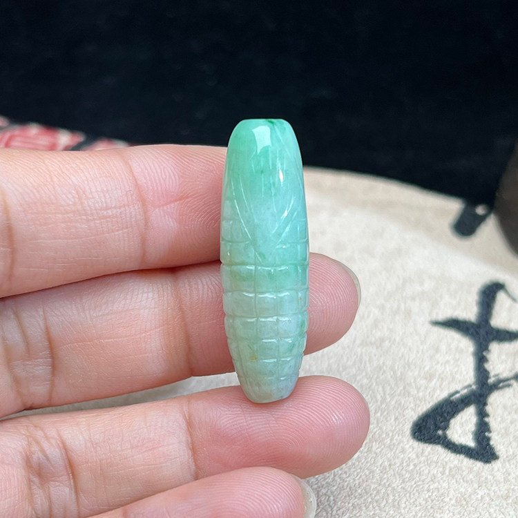 缅甸天然翡翠A货淡绿玉米吊坠