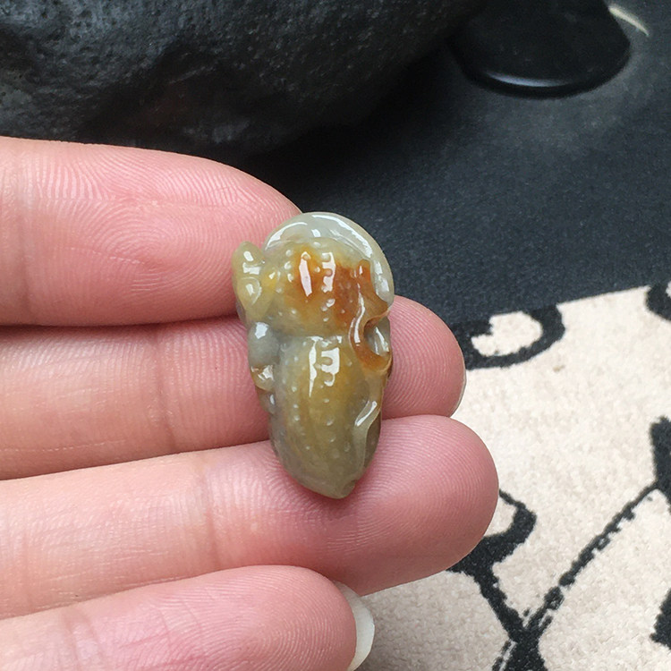 玉石寨冰糯种翡翠花生A货翡翠