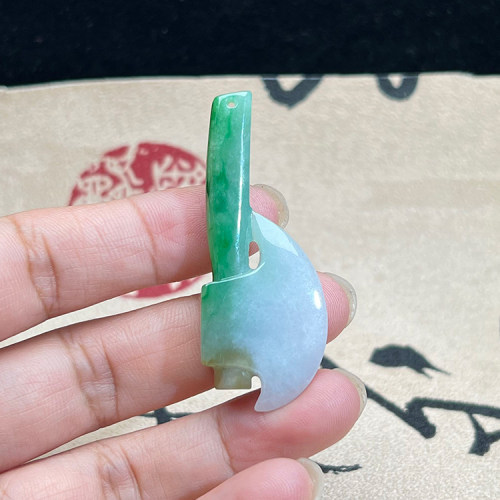 缅甸A货冰糯三彩阳绿翡翠斧头坠