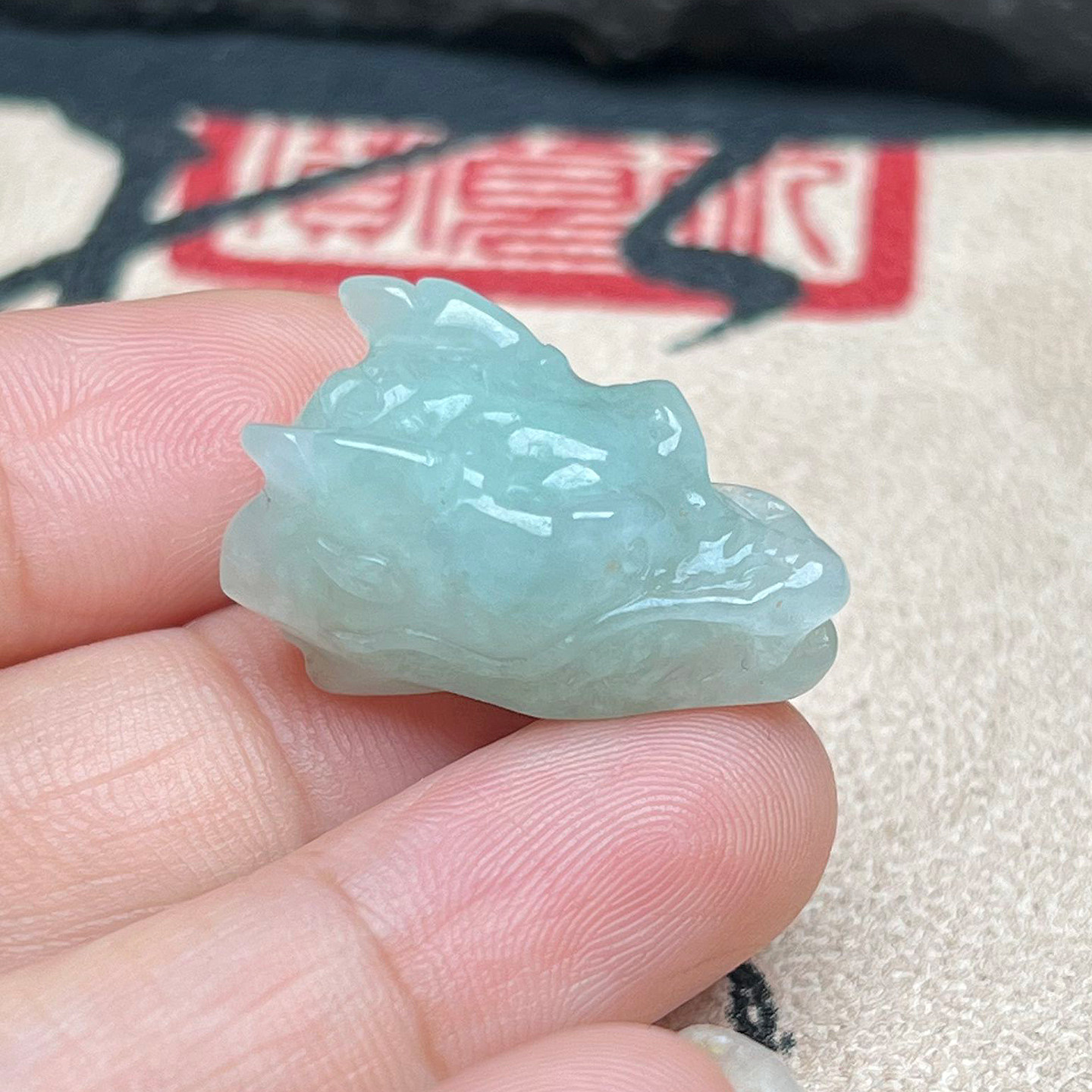 缅甸A货冰糯淡绿翡翠龙头吊坠