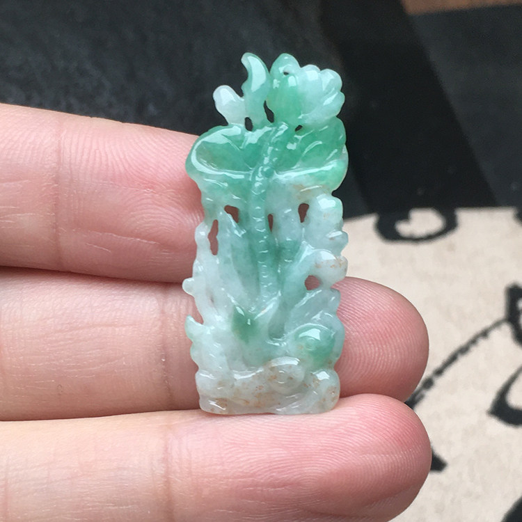 玉石寨冰糯种翡翠连年有鱼坠