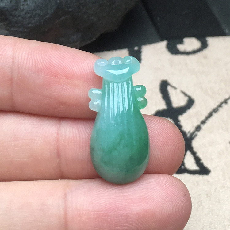 玉石寨A货翡翠小琵琶吊坠