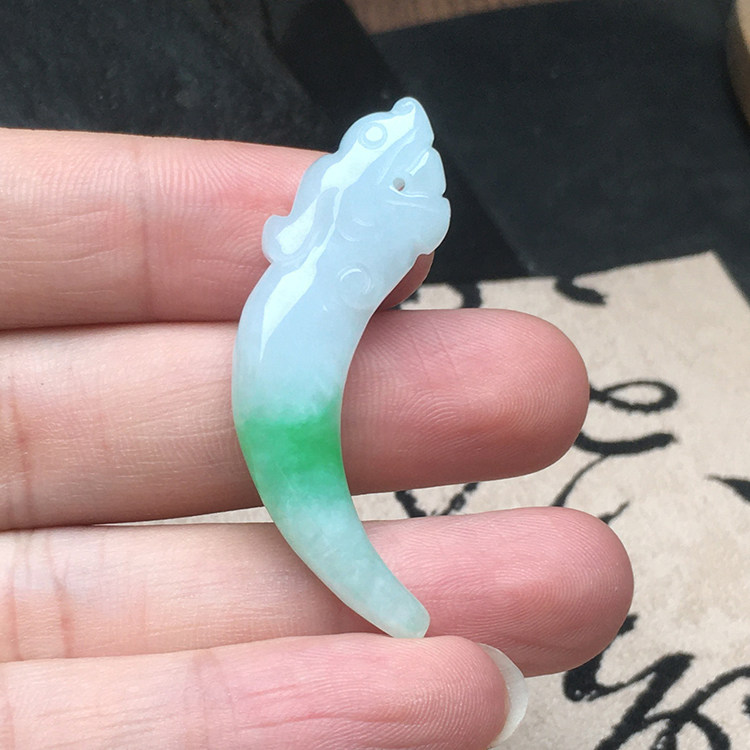 玉石寨A货翡翠龙牙吊坠送证书