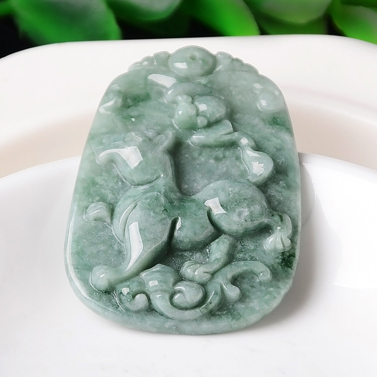 缅甸生肖狗玉石寨翡翠吊坠