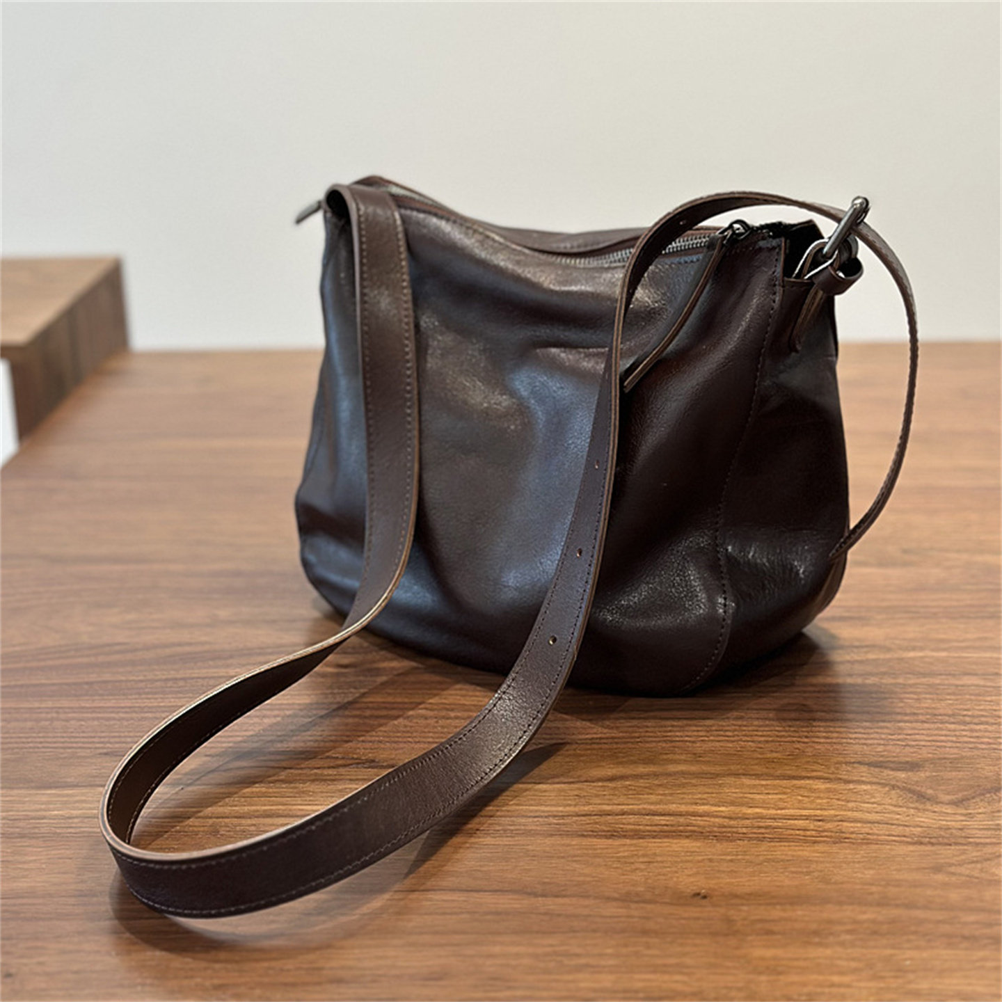 2026新款日系植鞣牛皮斜挎包女休闲风单肩包真皮高级感水桶包