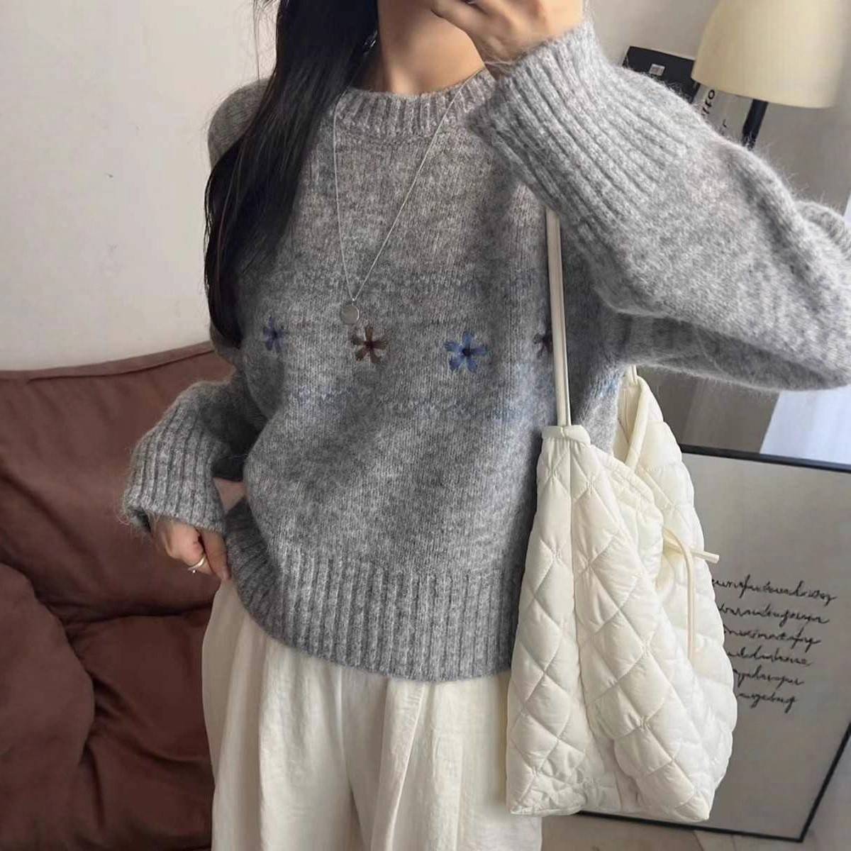 软糯套头针织毛衣女2设025秋冬新款复刺古绣计感圆领上衣减龄