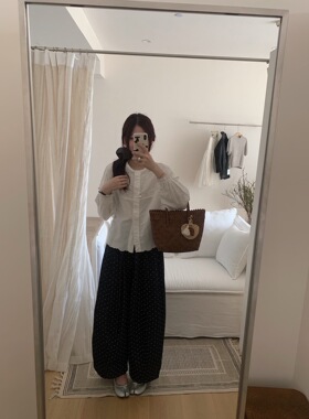 圆领半开襟点缀镂空刺绣苎麻衬衫 爱心宽松牛仔裤