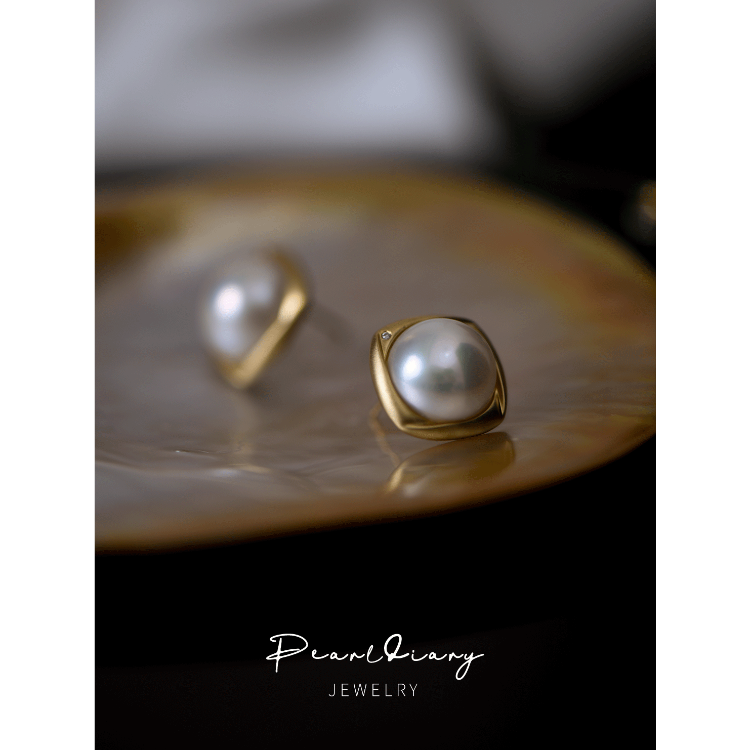 圆几乎无瑕珍珠耳钉9K极光淡水