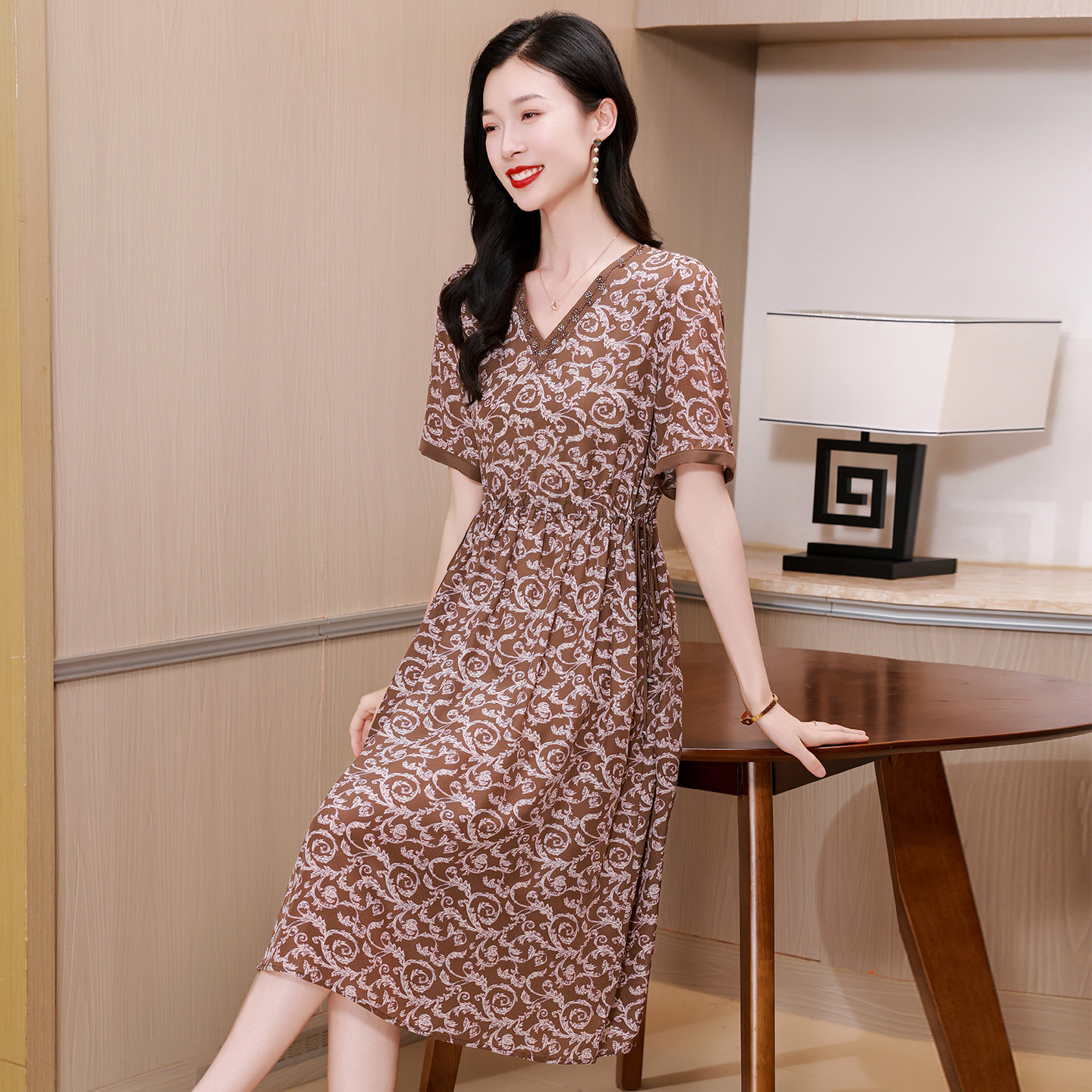 高端V领印花真丝连衣裙女2026夏新款短袖收腰A字裙显瘦桑蚕丝裙子