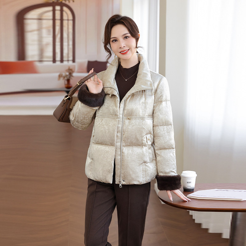 2025新款妈妈冬装90白鸭绒羽绒服洋气中老年女装时尚保暖冬季外套