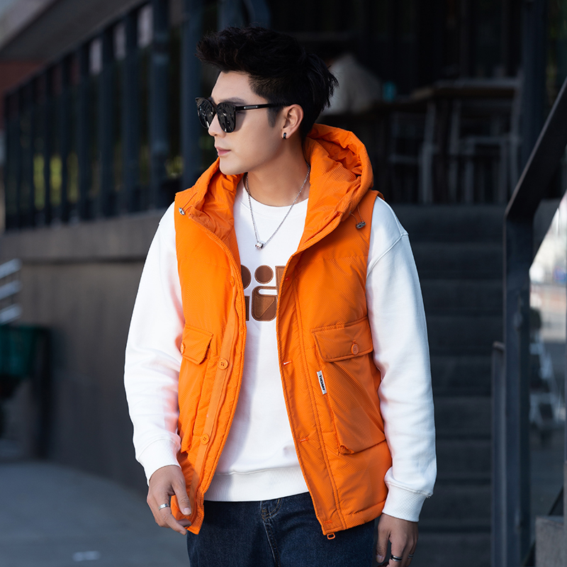 桔红色羽绒马甲大口袋连帽马甲