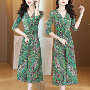 新款 碎花裙子2026年春装 高级显瘦连衣裙收腰女 V领妈妈七分袖 时尚