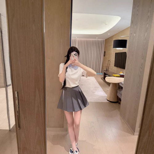 南油春夏新款减龄刺绣字母POLO领短袖T恤+拼接格子百褶裙女套装女