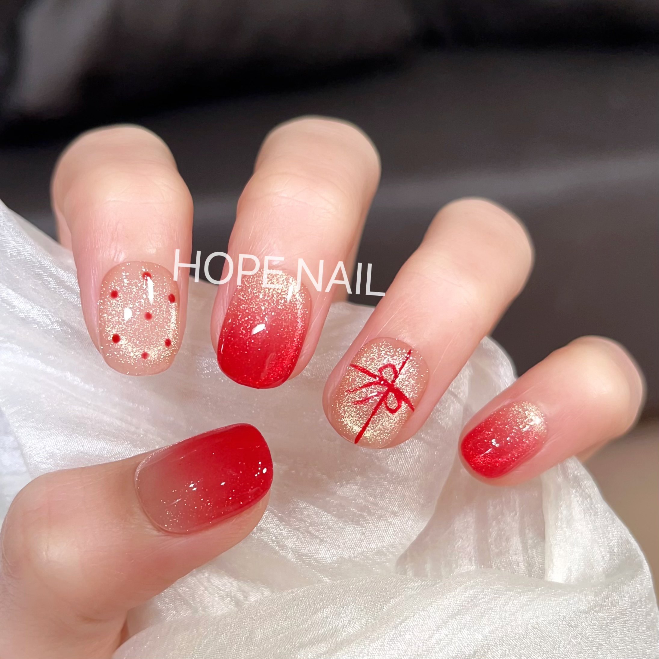 【礼颂】秋冬渐变草莓红猫眼波点手工穿戴甲高级显白简约短甲美甲,彩妆/香水/美妆工具,穿戴甲/甲片,淘宝优惠券,粉丝福利购,淘宝优惠卷