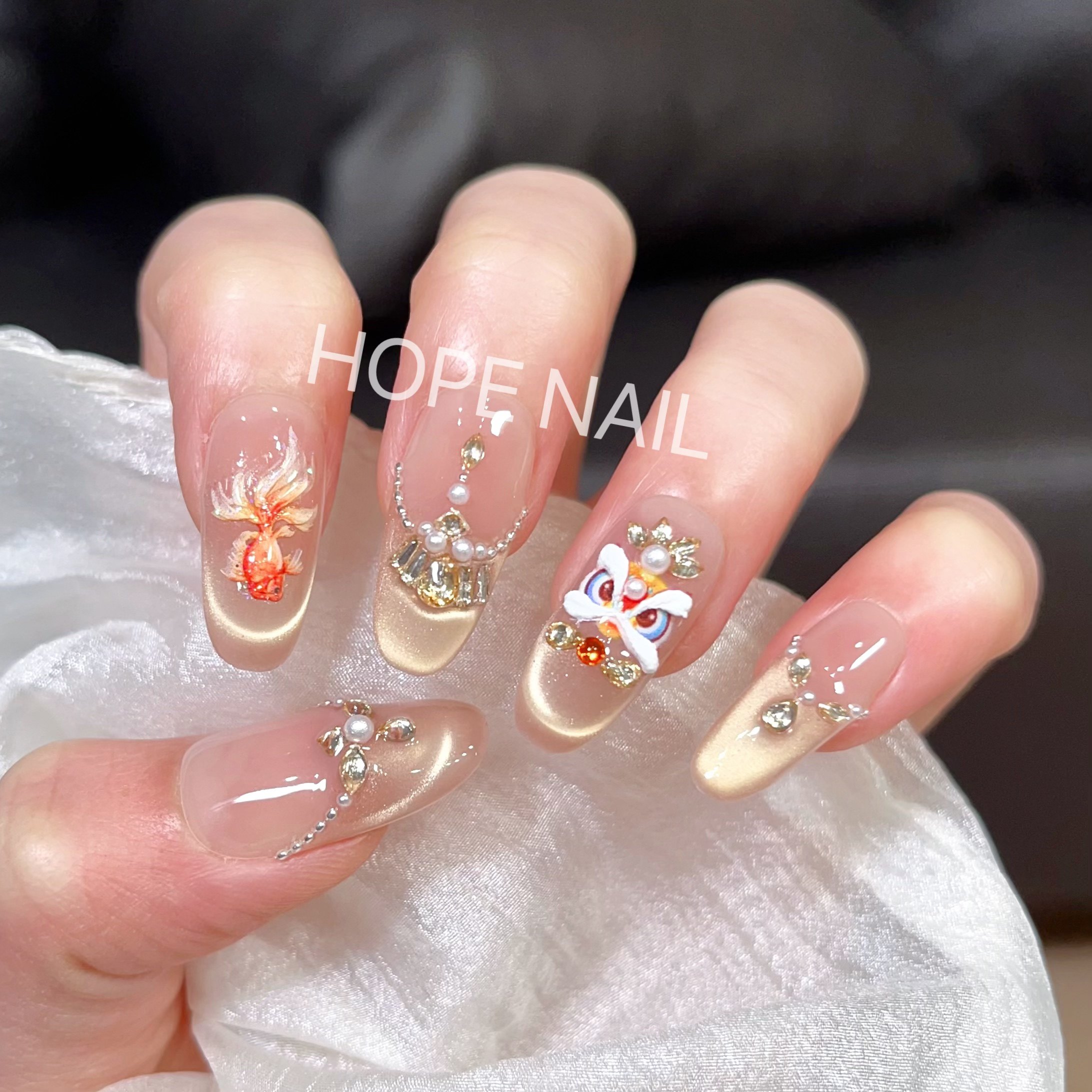 【年年有鱼】新年醒狮锦鲤鎏金猫眼手工穿戴甲高级气质美甲贴片,彩妆/香水/美妆工具,穿戴甲/甲片,淘宝优惠券,粉丝福利购,淘宝优惠卷