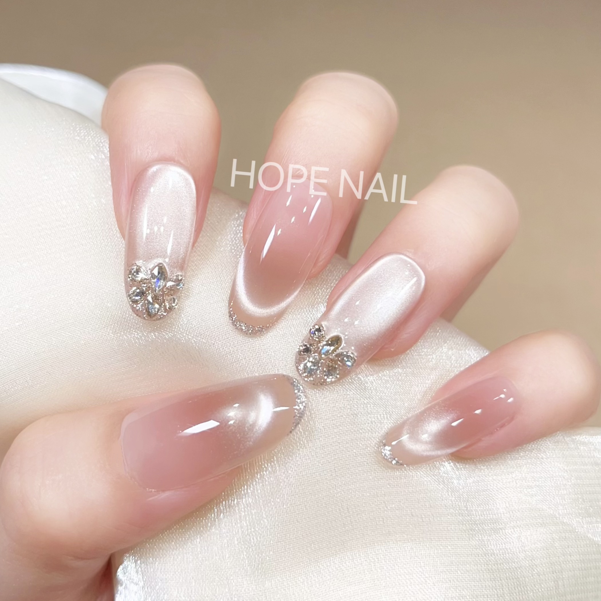 冰透裸色法式腮红爆闪猫眼穿戴甲