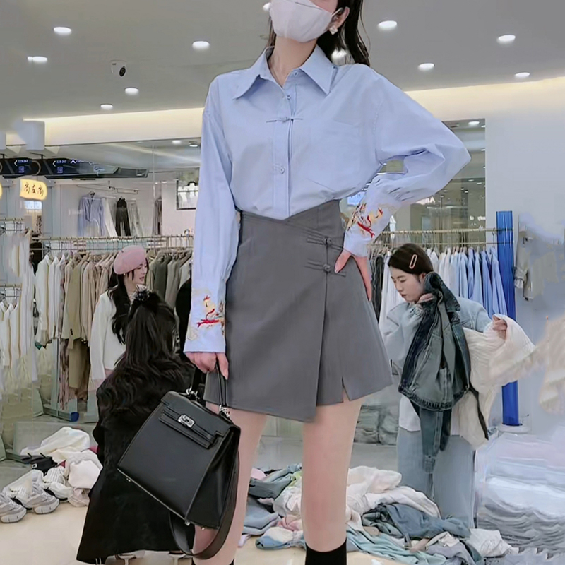 新中式国风重工时尚套装女2024春季通勤刺绣衬衫高腰短裙裤两件套
