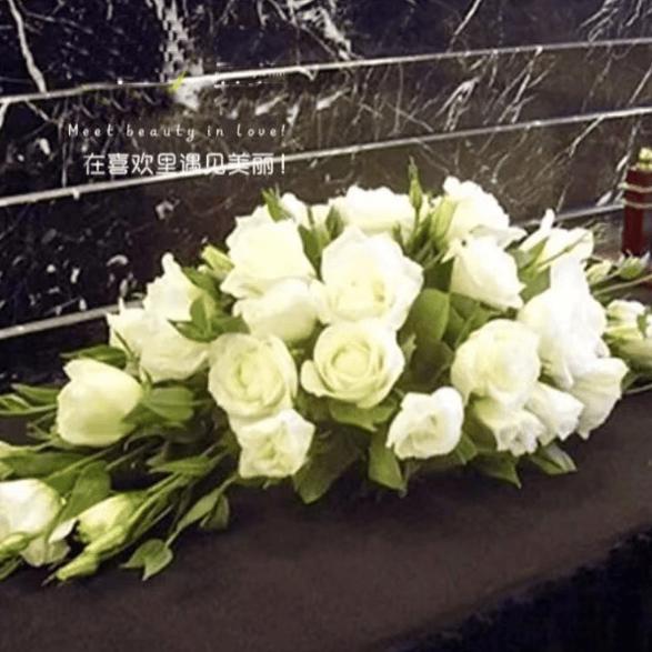 高端演讲台鲜花白玫瑰绣球鲜花会议用花重庆同城鲜花自配送上门
