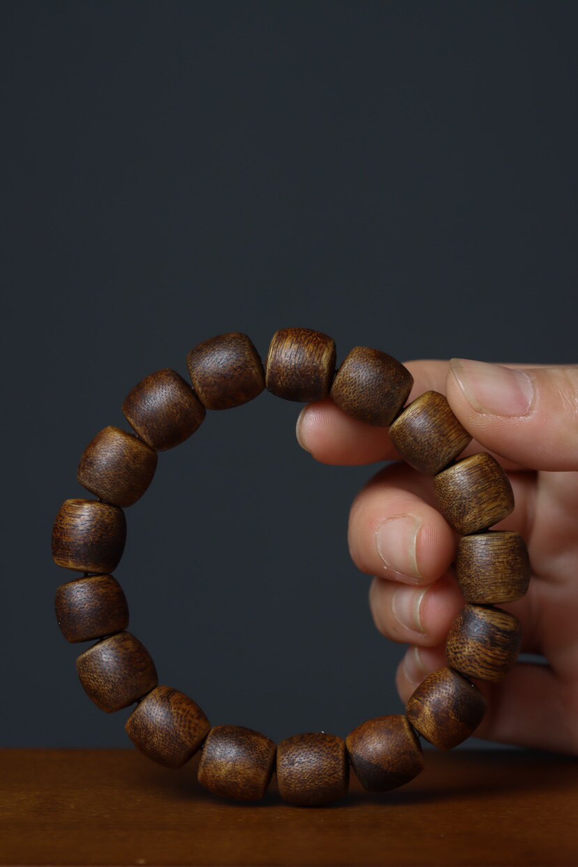 인증서 블랙 바디 둥근 잎 하이난 잉거 그린 체스 난 금 실크 오일이 가득한 침향 통 난난 다중 원형 과즙 향이 함께 제공됩니다