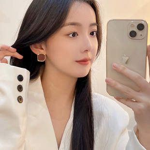 法式复古耳环女2024新款爆款耳钉轻奢小众设计感气质高级耳饰耳夹