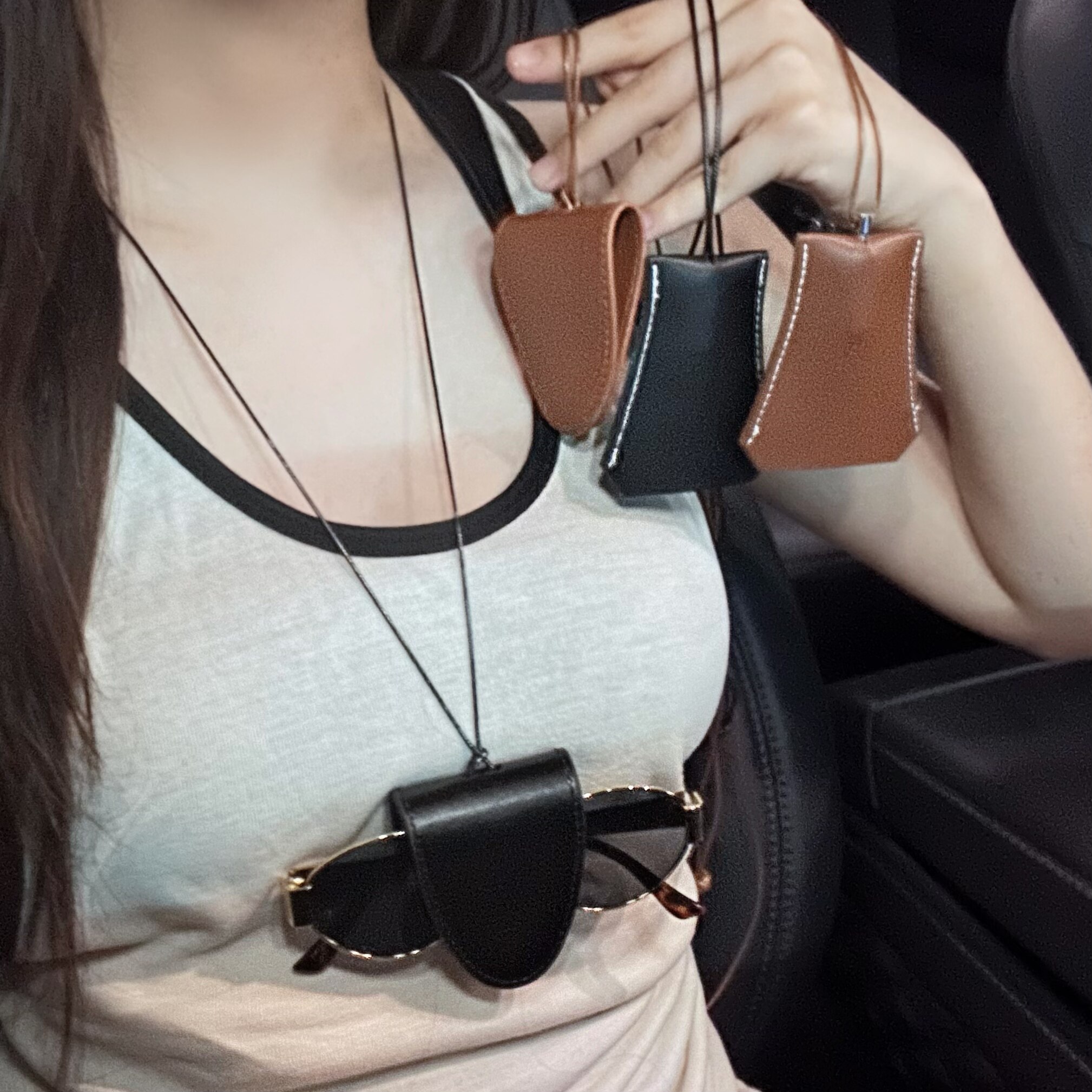挂脖磁吸皮革墨镜夹项链女眼镜包收纳长款小众设计装饰挂链毛衣链图片